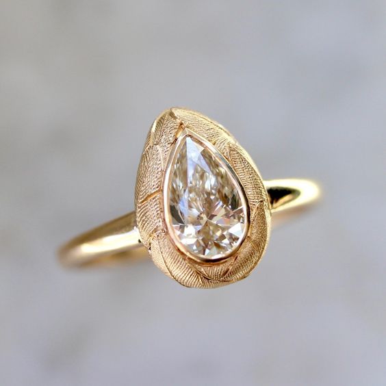 Yolanda® | Vintage Golden Crystal Drop Ring