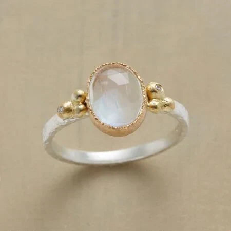 María Eugenia® | Vintage White Glass Ring