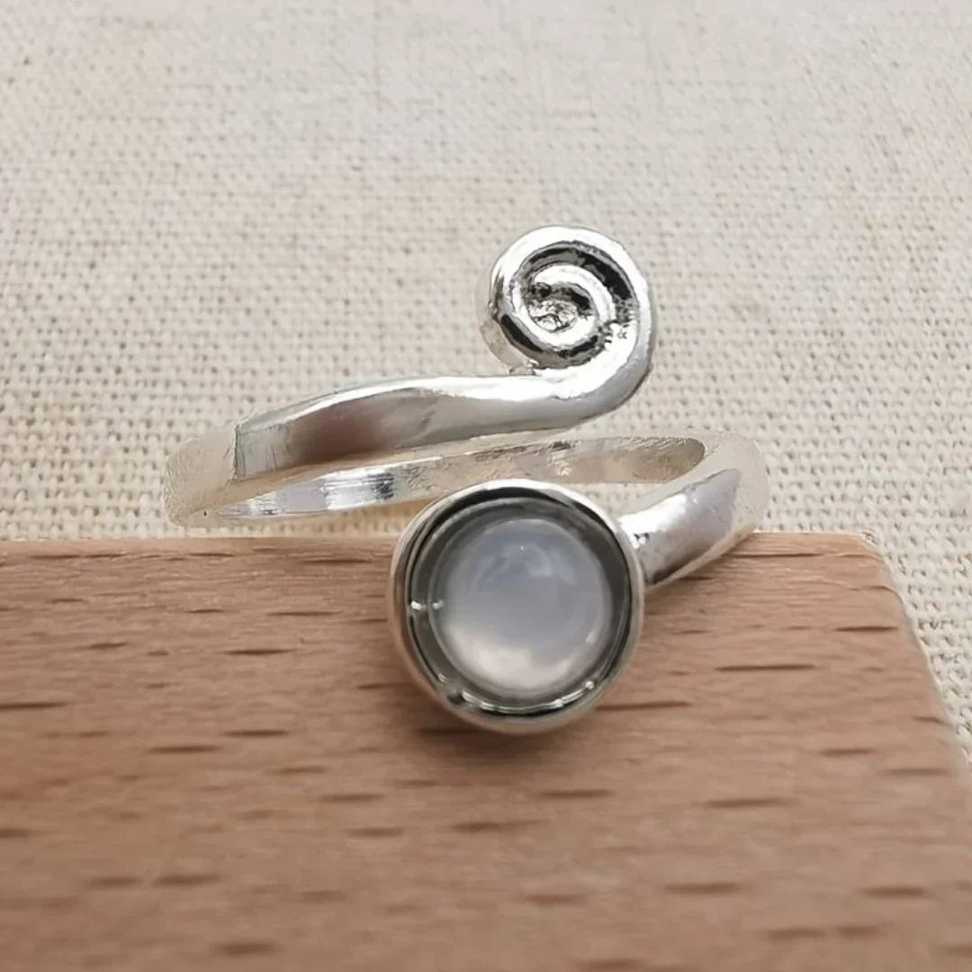 Rocío® | Vintage Spiral Moonstone Ring