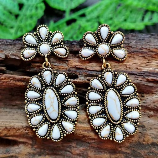 Perla® | Vintage Elegant White Flower Hook Earrings
