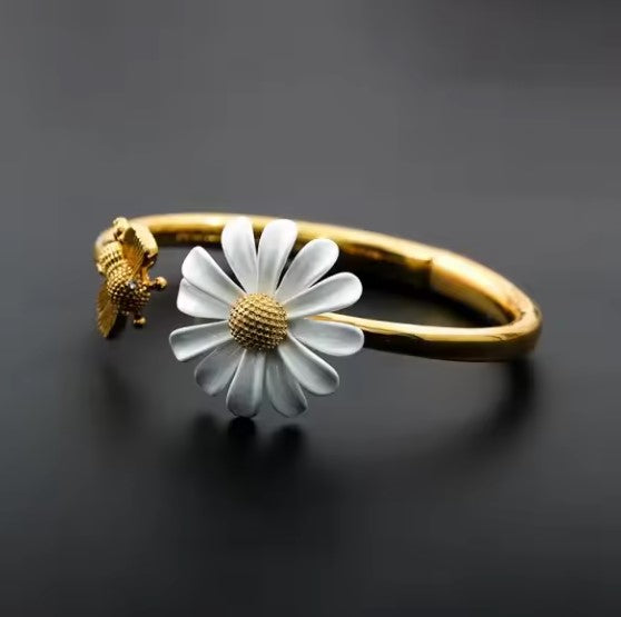 Ámbar® | Daisy Flower Charm Bracelet