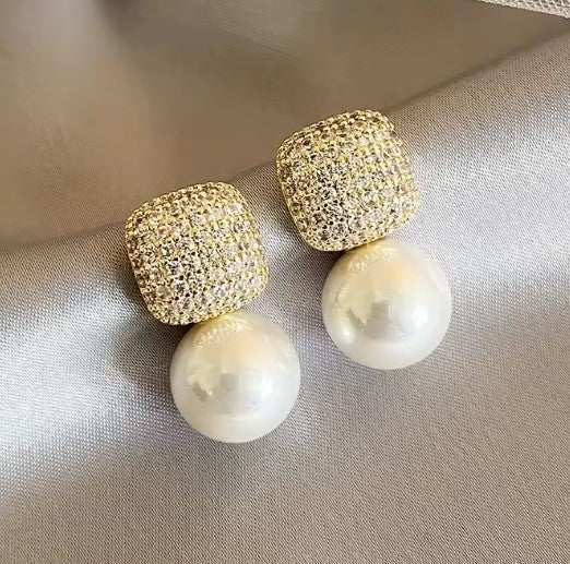 Penélope® | Luxury Shiny Pearl Stud Earrings
