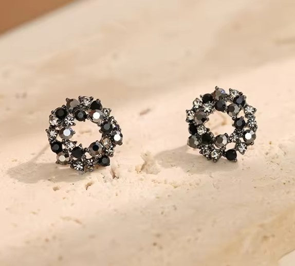 Dafne® | Hollow Out Inlaid Rhinestone Black Earrings
