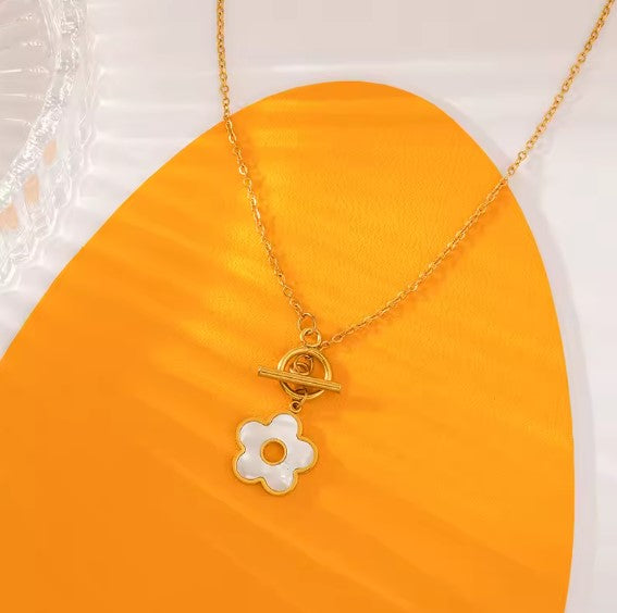 Mara® | Vintage White Flower Pendant Necklace