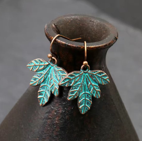 Mónica® | Vintage Green Leaf Earrings