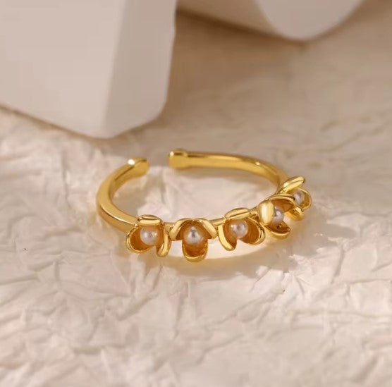 Una® | Tiny Multi Pearl Flowers Gold Ring