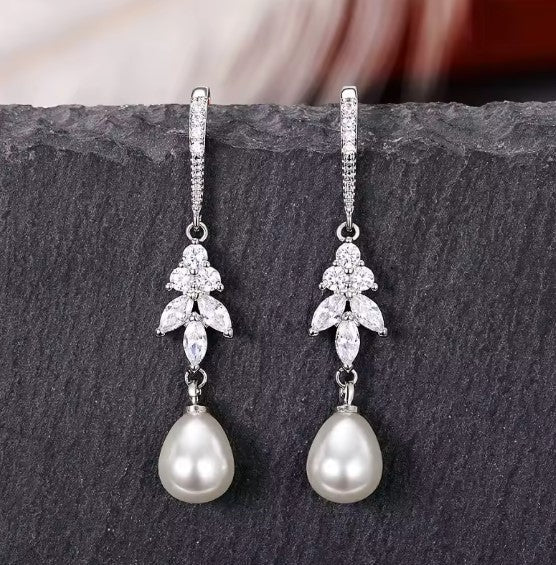 Úrsula® | Elegant Crystal Pearl Earrings