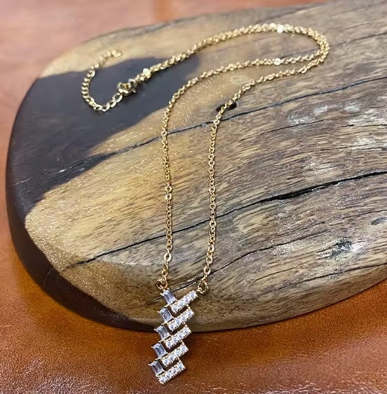 Sandra® | Vintage Zircon Arrow Pendant Rose Gold Necklace