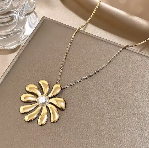Guillermina® | Fashion Chic Golden Petal Flower Necklace