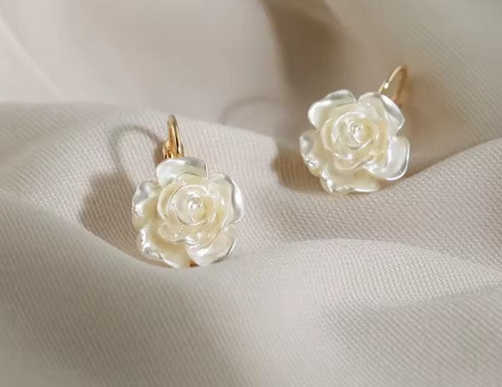 Geraldine® | Elegant White Flower Pendant Dangle Earrings