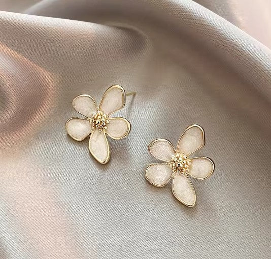 Mónica® | White petal Flower Stud Earrings