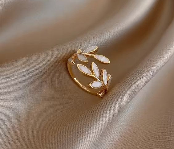 Milagros® | White Petal Adjustable Ring