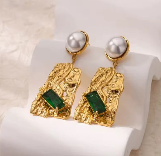 Beatriz® | Classic Pearl Stainless Gold Earrings