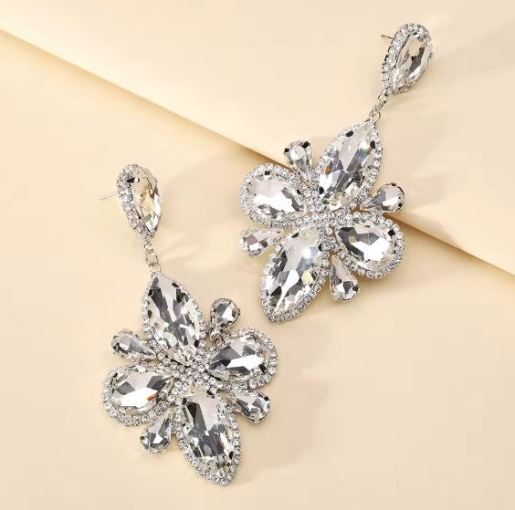 Barbara® | Vintage Teardrop Shiny White Flower Earrings