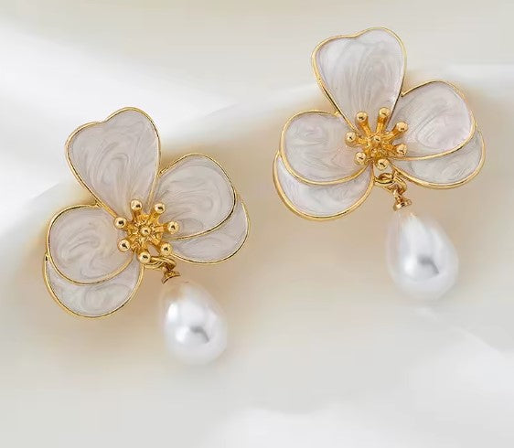 Winnie® | Classic White Flower  Earrings