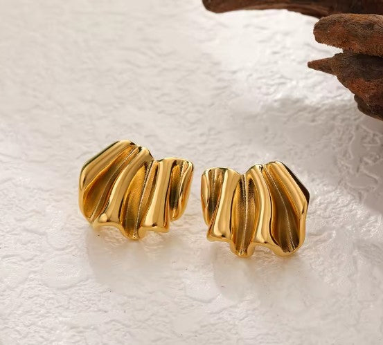 Lavinia® | Classic Smooth Folded Gold Earrings