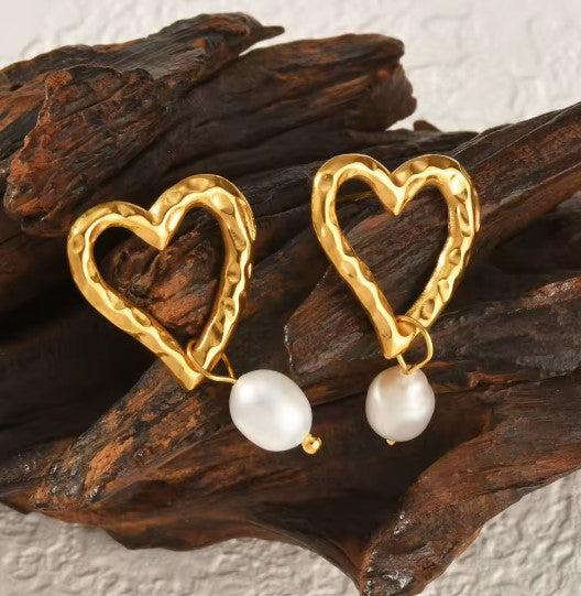 Mireia® | Vintage Pearl Heart Gold Earrings