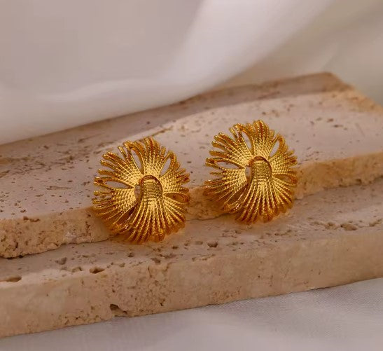 Virginia® | Minimalist  Fringed Flowers Gold Earrings