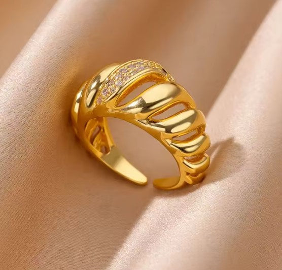 Silvia® | Vintage Zircon Croissant Gold Ring