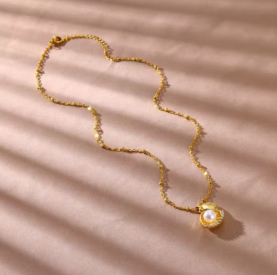 Yoselin® | Vintage Zircon Pendant Shell Pearl Necklace