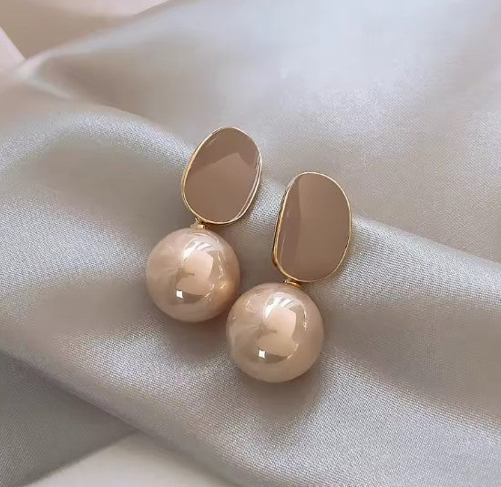 Florencia® | Elegant Light Pearl Dangle Earrings