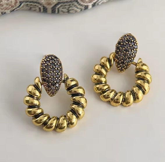Penélope® | Vintage Elegant Twist Gold Earrings