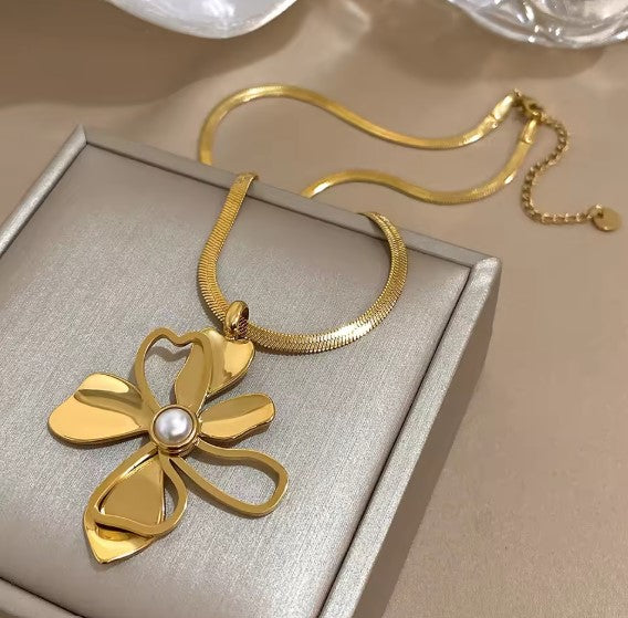 Zephyra® | Trendy Hollow Flower Pearl Gold Necklace