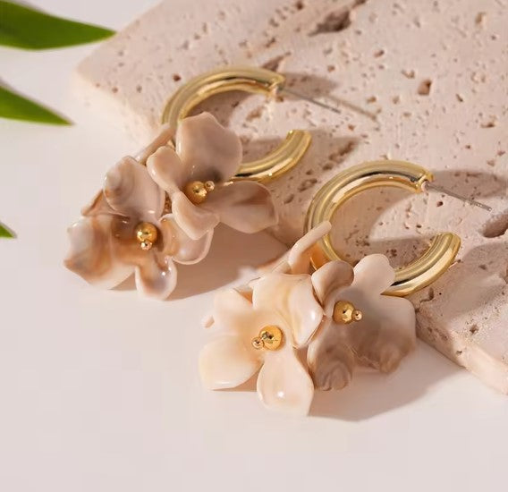 Perla® | Vintage Acrylic Flower Petal Gold Earrings
