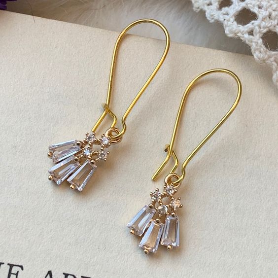 Elda® | Vintage Dangling Glass Gold Earrings
