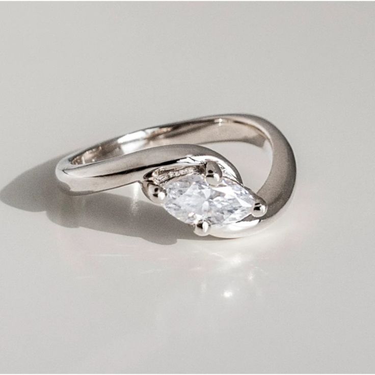 Laura® | Vintage Zirconia Wavy Silver Ring