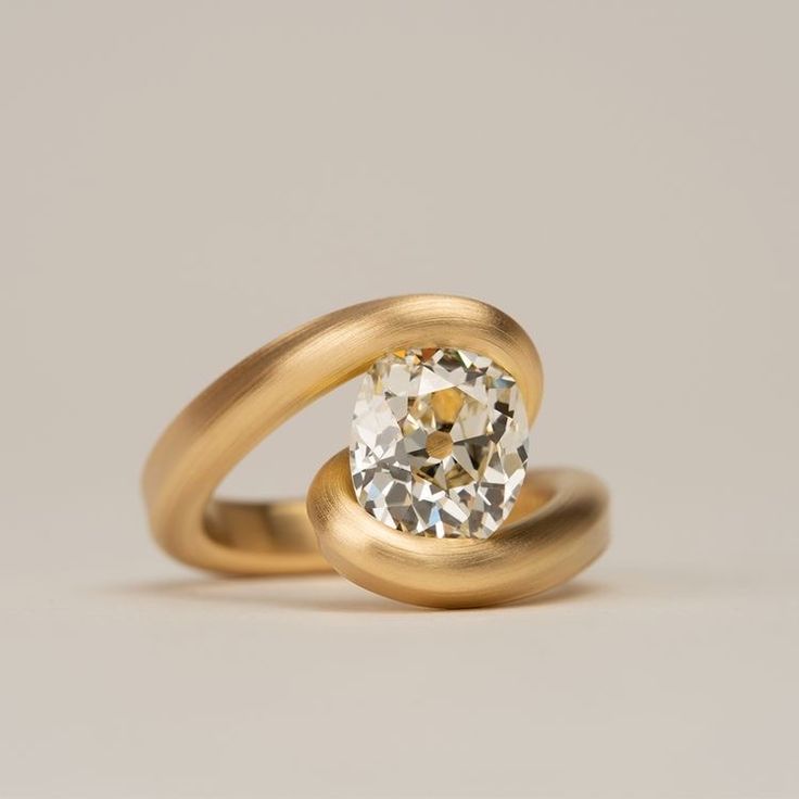 Regina® | Vintage Spiral Golden Zirconia Ring
