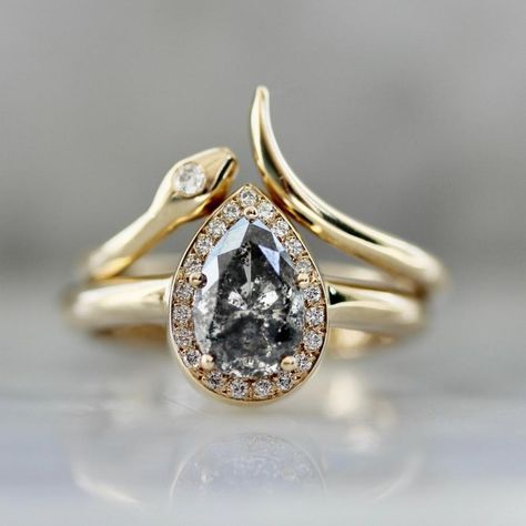 Faye® | Vintage Black Crystal Drop Golden Ring