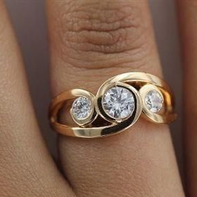 Pilar® | Vintage Inlaid Zirconia Spiral Gold Ring