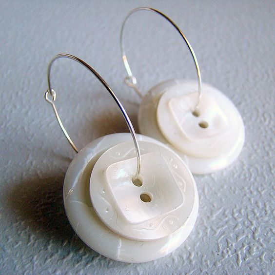 Lucía® | Vintage White Button Earrings
