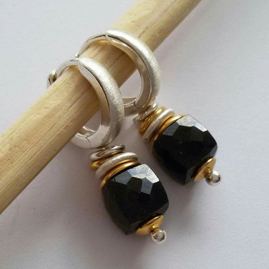 Linnea® | Vintage Black Stone Gold Earrings
