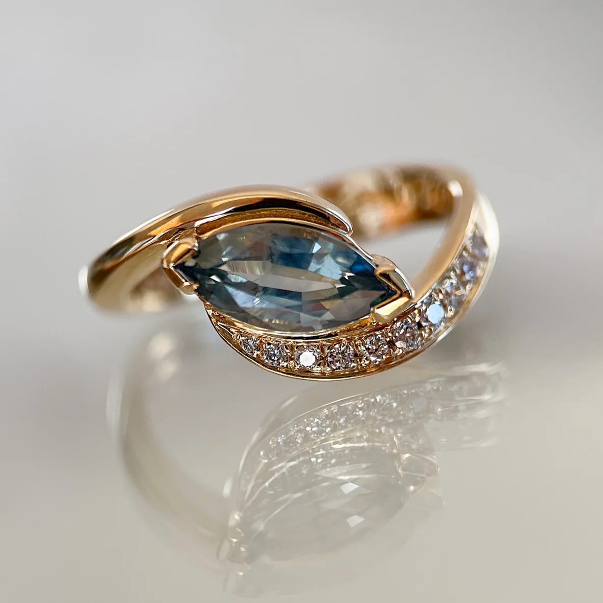 Mónica® | Vintage Elegant Blue Crystal Drop Ring