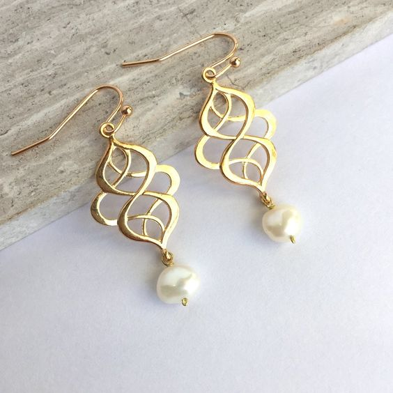 Rebeca® | Vintage Spiral Gold Pearl Earrings