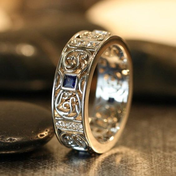 Brizo® | Vintage Hollow Gold Ring