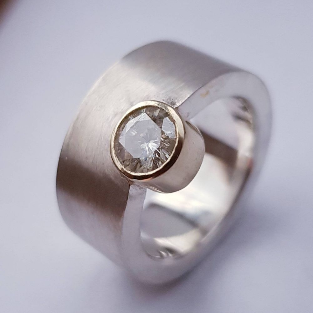 Carina® | Vintage Thick SIlver Crystal Ring