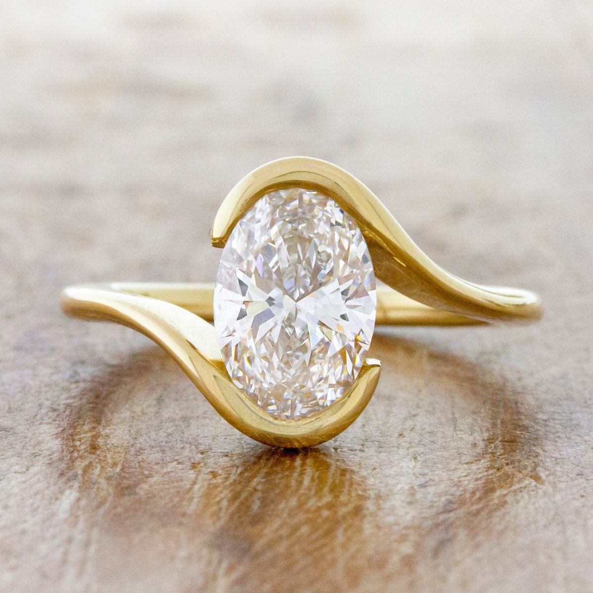 Maricarmen® | Vintage White Glass Wavy Gold Ring